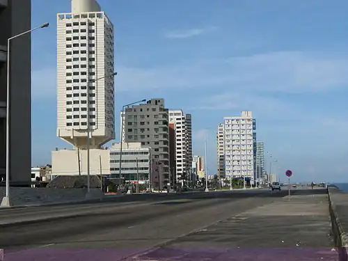 L'immeuble Atlantic (es) et d'autres, dans le quartier d'El Vedado (en) à La Havane.