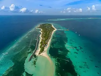 Motu, lagon et île-hôtel Kuredhdhoo.