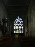 Nef nord et vitrail du chœur.