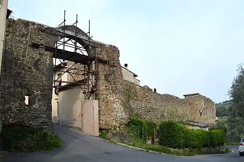 La Porta Fiorentina et la tour nord-est.
