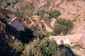 Photographie aérienne des ruines du barrage de Malpasset.