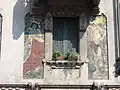 Casa Galimberti, figures sur la façade sur via Malpighi