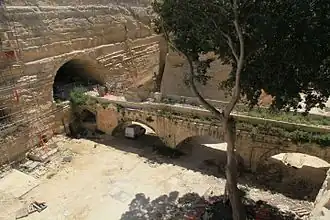Tunnel et pont ferroviaire à La Valette.