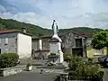 Monument aux morts surmonté d'une statue de l'immaculée conception.