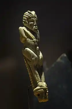 Manche de couteau en os gallo-romain, sculpté à l'image du dieu Pan, de couleur ivoire.