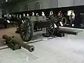 Canon 76K/02 et deux canons du XVIe&nbsp;siècle.