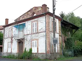 Maison avec les restes de l'ancienne église paroissiale.