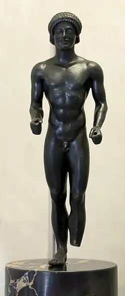 Kouros, début du Ve&nbsp;siècle&nbsp;av. J.-C.