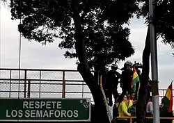 Police nationale de Bolivie évitant le passage des manifestants.