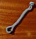 Manille textile dyneema ouverte, la tresse extérieure est tassée vers le bouton, l'œil est ouvert.