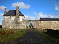 l'entrée côté ouest avec le portail à double porte