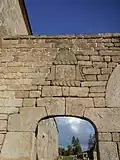 blason d'une famille inconnue au-dessus de la porte piétonne