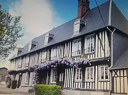 Le manoir de Réville (à partir de la rue Jean-Prévost).