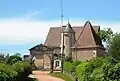 Manoir XVIe s. de Saint-Laurent-en-Brionnais avec portail classique.
