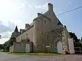 La façade sur rue avec porte piétonne à droite.