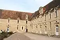 Bâtiments perpendiculaires de la cour