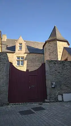 Manoir de la Prévôté, demeure du prévôt, le plus haut dignitaire des chanoines de la collégiale Saint-Aubin.