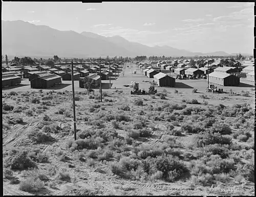 Centre de réinstallation de Manzanar, Une vue du centre de réinstallation de Manzanar montrant les rues et les pâtés de maisons. 1er juillet 1942.