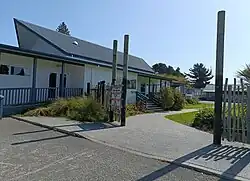 Photographie couleur d'une école.