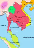 Indochine vers l'an 900Rouge : empire KhmerVert intense : royaume HariphunchaiOrange : empire ChinoisJaune : royaume ChampaVert pâle : thalassocratie de Sriwijaya.