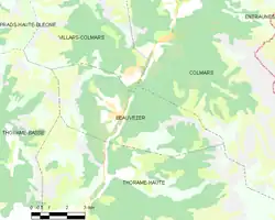 Carte élémentaire montrant les limites de la commune, les communes voisines, les zones de végétation et les routes