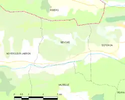 Carte élémentaire montrant les limites de la commune, les communes voisines, les zones de végétation et les routes