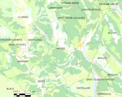 Carte élémentaire montrant les limites de la commune, les communes voisines, les zones de végétation et les routes