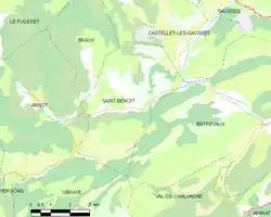  Carte élémentaire montrant les limites de la commune, les communes voisines, les zones de végétation et les routes