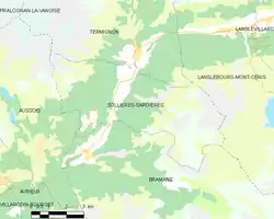 Un plan de la commune présentant le nom des villages et des couleurs vertes matérialiser pour les parties forestières.