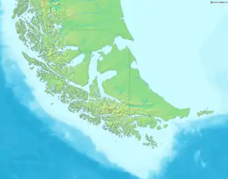 Carte de la Terre de Feu avec la sierra de Inju Gooyin et de Beauvoir, orientée est-ouest, au nord du fjord Almirantazgo et du lac Fagnano.