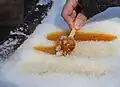 Enrouler avec un bâtonnet en bois.