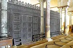Vue de la maqsura d'Al-Muizz dans la salle de prière de la grande mosquée de Kairouan, réalisée sous le règne d'Al-Muizz ben Badis