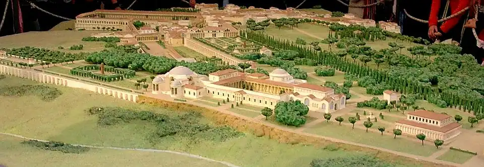 Vue panoramique des jardins romains de la villa d'Hadrien de Tivoli (IIe&nbsp;siècle)