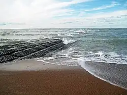 Épi à la marée montante à Ostende, mer du Nord.