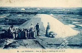 Remplissage de sacs de sels au début du XXe&nbsp;siècle.