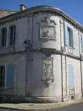 Angle de maison de la place Ernest-Cognacq à Marans.