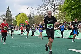 Jean-Claude Balès, premier coureur marathonien pour Wikimédia France au Marathon de Paris 2025