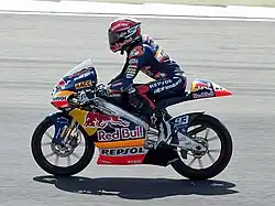 Vue de profile de Marc Márquez sur une moto.