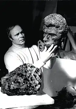 Marcel Gili travaillant en 1972 au Mas Génégals sur l'un des éléments de la série "Les 7 états de la forme".