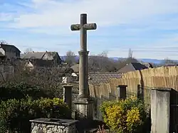 Photographie en couleurs d’une croix de chemin.