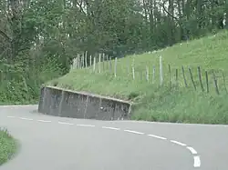 Photographie en couleurs d’un mur de soutènement le long de la Route des Creuses.