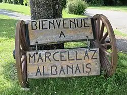Photographie en couleurs du panneau de bienvenue à l’entrée du chef-lieu de la commune.