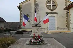 Photographie en couleurs du monument aux morts de Marcellaz-Albanais.