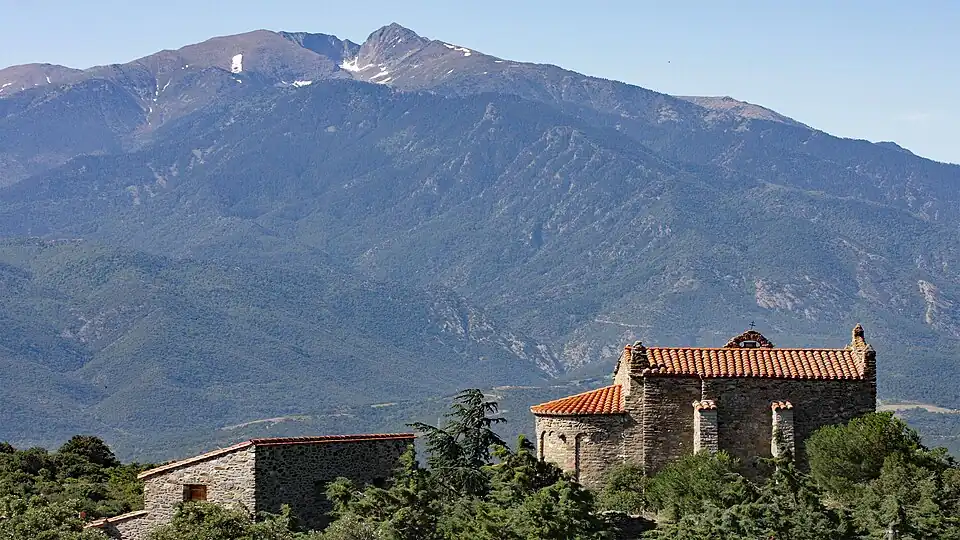 L'église et les montagnes.