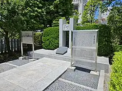 Photo couleur d'un monument en pierre