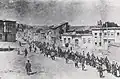 Déportation de la population arménienne de la ville de Harpout (Elazig) encadrée par les soldats ottomans, (printemps 1915).
