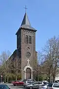 L'église Saint-Pierre (1868, 1893 pour le clocher),,.