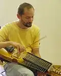 Tenue traditionnelle de l'instrument Marco Ambrosini.