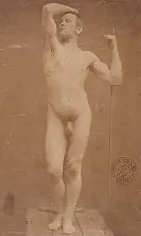 Auguste Neyt, modèle de Rodin, posant devant l'objectif de Gaudenzio Marconi (1877, musée Rodin).
