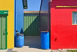 Détail des cabanes ostréicoles colorées.